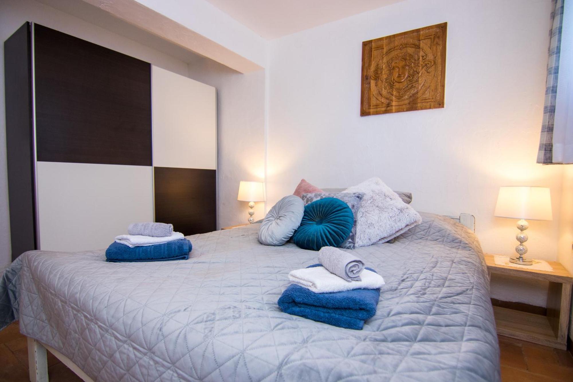 קרק Apartments City Center Dekanic מראה חיצוני תמונה