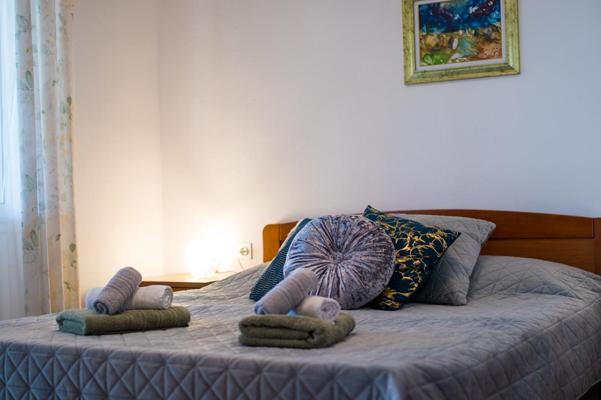 קרק Apartments City Center Dekanic מראה חיצוני תמונה