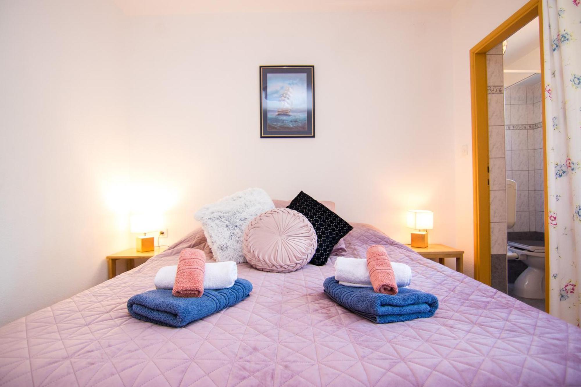 קרק Apartments City Center Dekanic מראה חיצוני תמונה