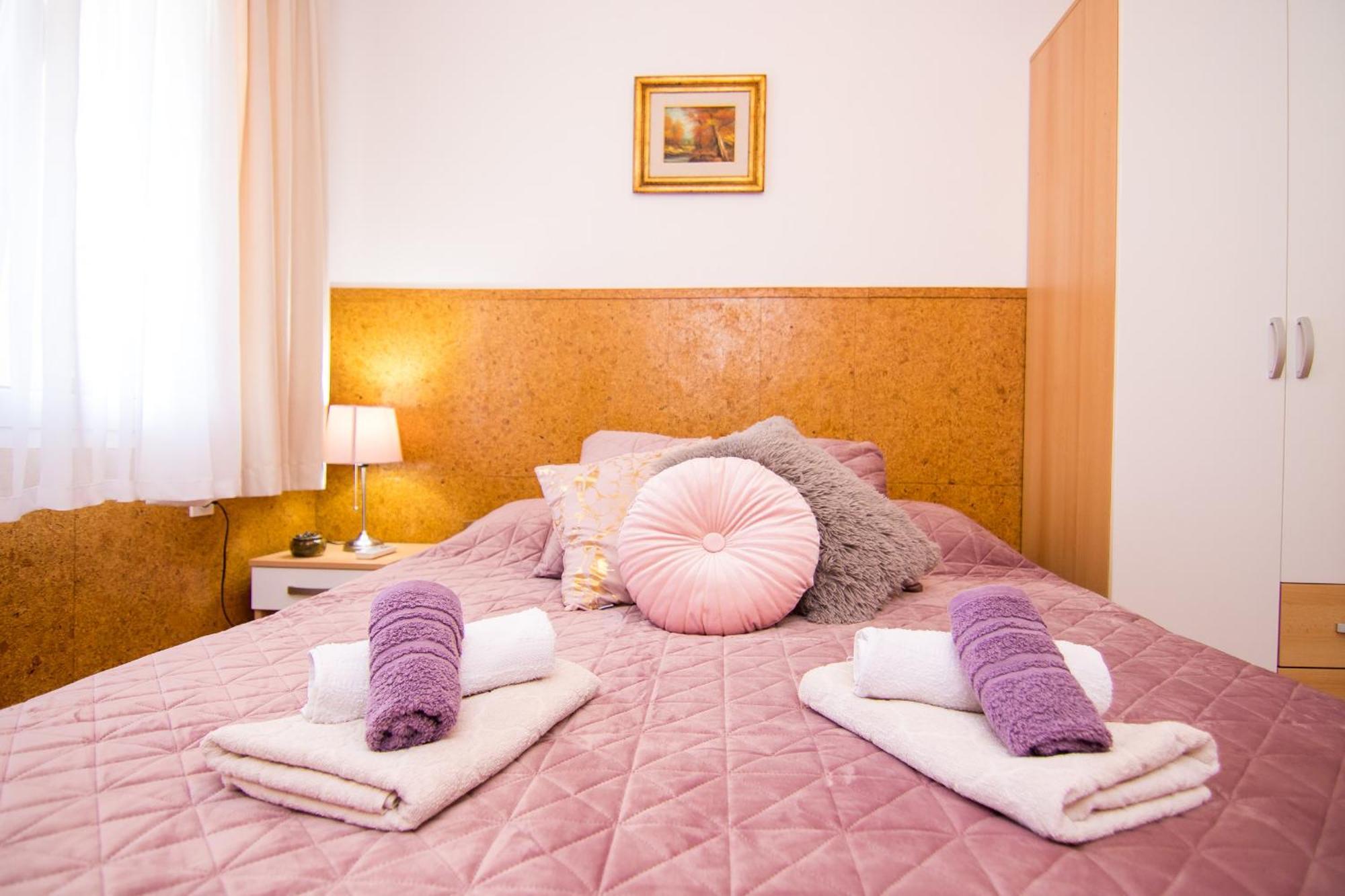 קרק Apartments City Center Dekanic מראה חיצוני תמונה